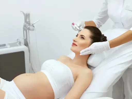 Une femme enceinte reçoit un soin du visage. Le microblading est une technique de maquillage semi-permanent pour les sourcils.