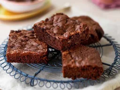 Saftige Bananen Brownies auf einem Drahtgitter, perfekt für eine süße Auszeit.