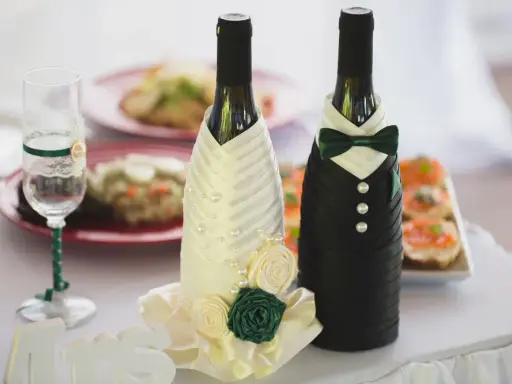Jak zapakować wino na prezent ślubny? 10+ eleganckich pomysłów!