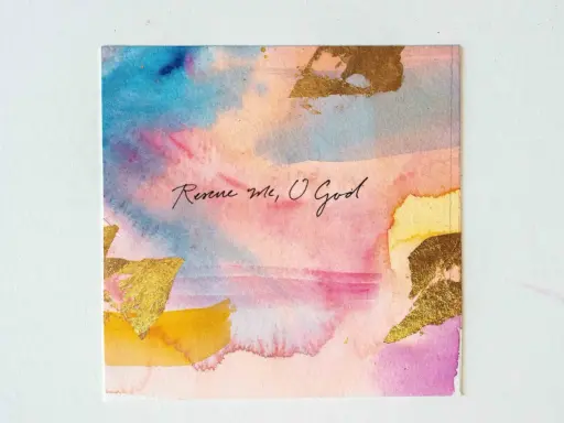 Abstrakcyjny obraz z akwarelami w odcieniach różu, błękitu i żółci, z elementami złota. Napis "Rescue me, O God" nawiązuje do psalm 69 tekst.