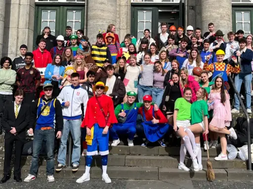 Schüler feiern Mottowoche in bunten Kostümen, darunter Super Mario und ein Pirat.