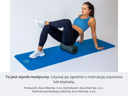 Kobieta na macie pokazuje, jak masować mięsień gruszkowaty za pomocą rollera.