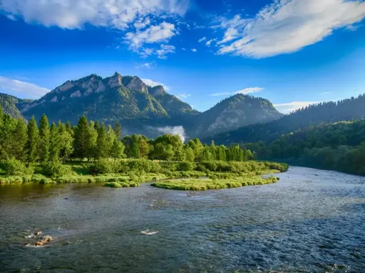 Malowniczy Dunajec w Pieninach. Idealne miejsce, gdzie pojechać na dwa dni, by podziwiać góry i rzekę.