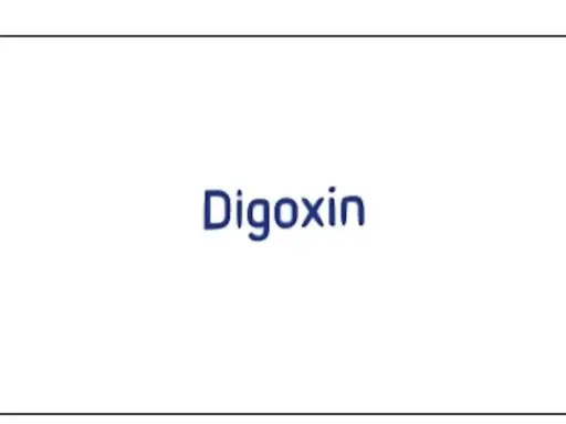 Napis "Digoxin" na białym tle. Lek digoxin stosowany jest m.in. w leczeniu niewydolności serca i arytmii.
