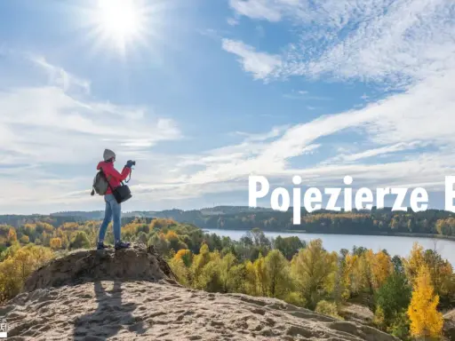 Idealne miejsce na weekend: dziewczyna z aparatem na wydmie podziwia jesienne krajobrazy nad Jeziorem Ełckim.