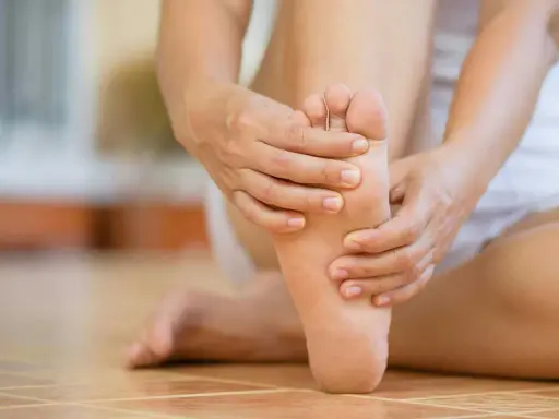 Main d'une personne massant son pied, illustrant les soins pied diabétique grade 2.