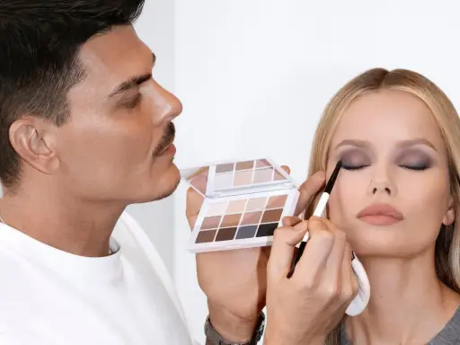 Mario Dedivanovic aplica sombra de ojos a una modelo con una paleta de tonos neutros.