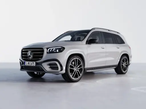Srebrny Mercedes-Benz GLS, jeden z luksusowych mercedes suv modele, prezentuje się elegancko na białym tle.