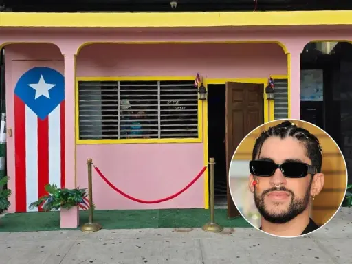 La casita rosa con bandiera portoricana, omaggio a Bad Bunny, con il cantante in primo piano.
