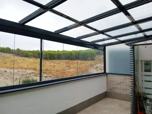 Vidrios de seguridad transparentes en un cerramiento, que permiten disfrutar del paisaje.