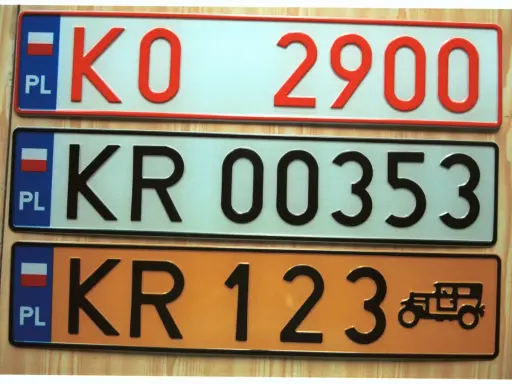 Kolekcja tablic rejestracyjnych świata: polskie tablice KO 2900, KR 00353 i KR 123 z zabytkowym autem.