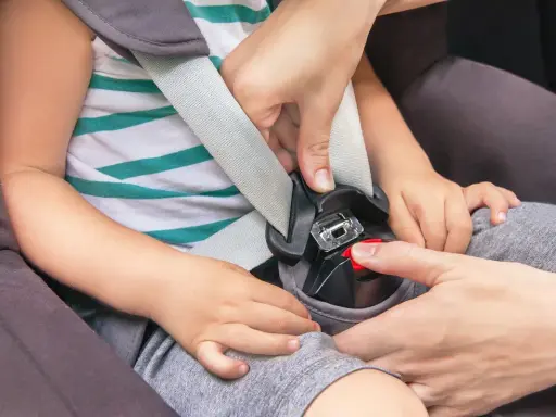 Dziecko w foteliku samochodowym, zapinane pasami. Od kiedy można zapinać dziecko pasami samochodowymi? Odpowiedź jest prosta: od urodzenia, z odpowiednim fotelikiem.