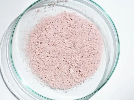Polvere rosa in una capsula di Petri, un ingrediente che, come la niacinamide, è fotosensibilizzante.