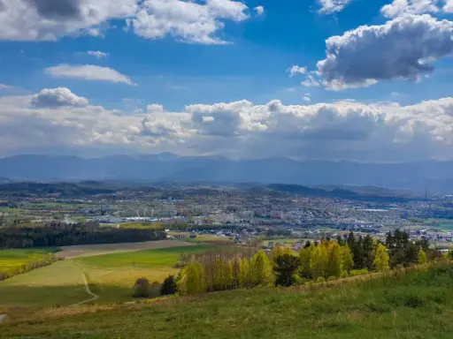 Widok na Jelenia Górę z góry szybowcowej. Jak dojechać? Piękne krajobrazy, pola i góry w oddali.