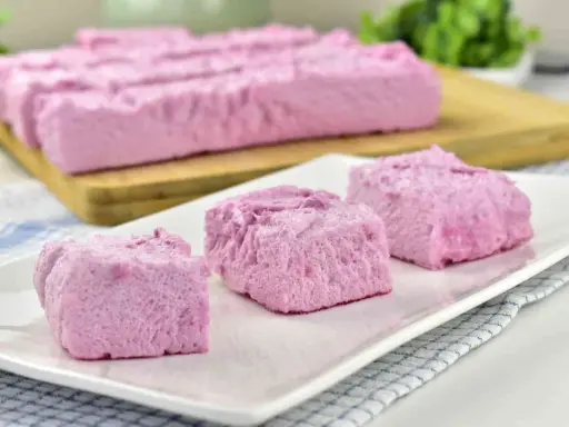 Różowe pianki marshmallow, idealne do domowego przepisu. Puszyste i słodkie, gotowe do jedzenia.