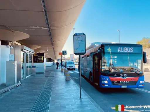 Autobus Alibus na lotnisku, gotowy do podróży z lotniska do centrum.