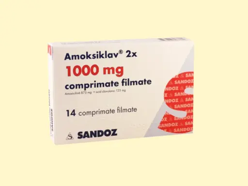 Opakowanie leku Amoksiklav 1000 mg, stosowanego na infekcje bakteryjne. Zawiera 14 tabletek powlekanych.