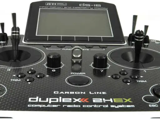 Jeti DS-16 Fernsteuerung mit Carbon-Line-Design. Präzise Joysticks und Tasten für das Modellbau-Hobby.