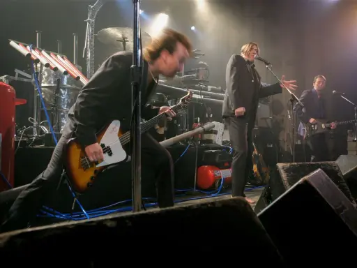 Medlemmar av The Who på scen, en spelar bas, en sjunger och en spelar gitarr.