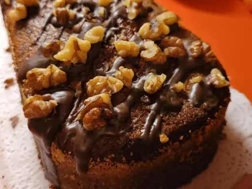 Ein Stück vom besten Walnusskuchen, übergossen mit Schokolade und garniert mit knackigen Walnüssen. Ein Genuss für jeden Kuchenliebhaber!