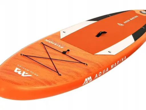 Pomarańczowa deska SUP Aqua Marina Fusion 10'10 z czarnymi linkami bungee i białymi wstawkami. Idealna na wodne przygody.