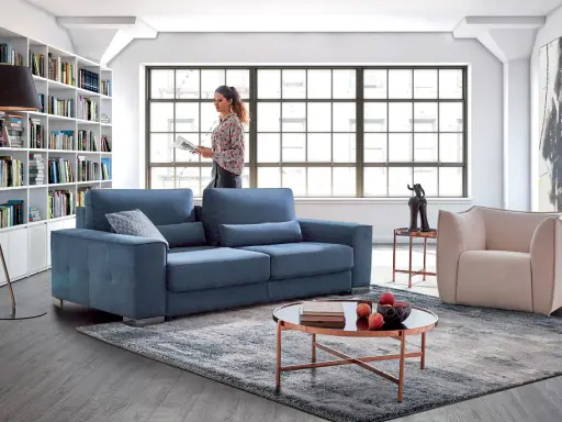 Salon moderne avec canapé bleu, fauteuil beige et bibliothèque. Quelle couleur de canapé choisir pour un style contemporain ?