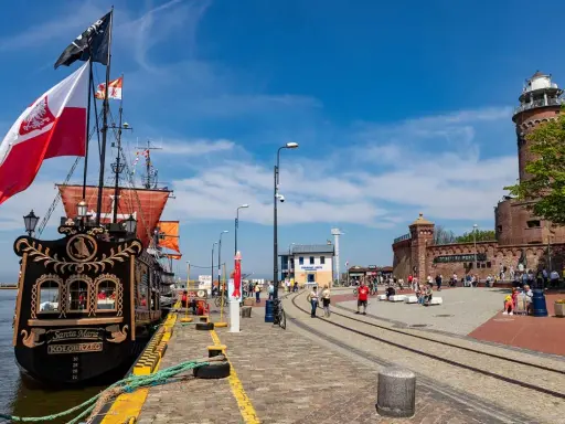 Piraten-Schiff "Santa Maria" in Kolberg, mit Leuchtturm und Hafenpromenade. Entdecken Sie hier Geheimtipps Kolberg!