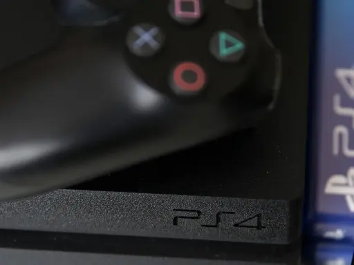 Kontroler i konsola PS4 leżą obok pudełka z grą. Zastanawiasz się, kiedy serwery PS4 zostaną wyłączone?