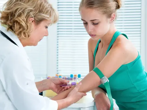 Pielęgniarka pobiera krew do badań. To część diagnostyki, która pomaga odpowiedzieć na pytanie: jonogram co to jest i jakie są jego wyniki.