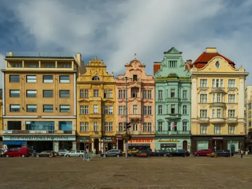 Kolorowe kamienice na placu w Pilźnie, oferujące liczne atrakcje turystyczne.