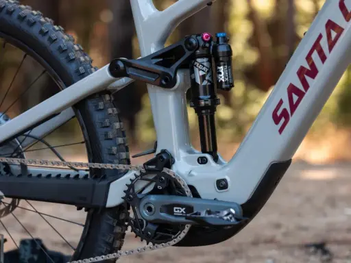 Szara rama roweru Santa Cruz z amortyzatorem Fox Float i napędem Sram NX Eagle.
