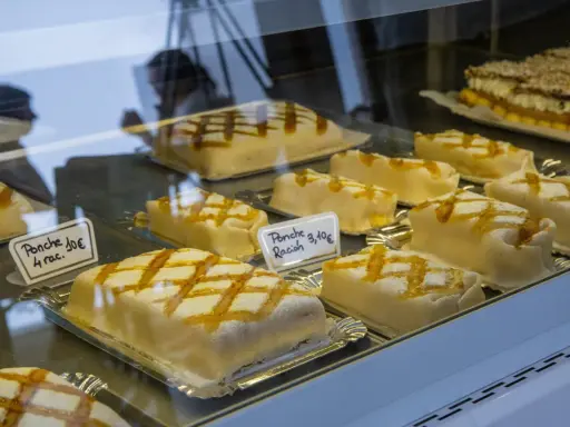 Ponche segoviano, un postre típico de Segovia, cubierto de mazapán y decorado con un glaseado de huevo y azúcar.