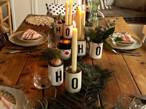 Table de Noël rustique et naturelle, ambiance chaleureuse. Bougies, verdures et décorations DIY pour une deco table noel nature a faire soi meme.