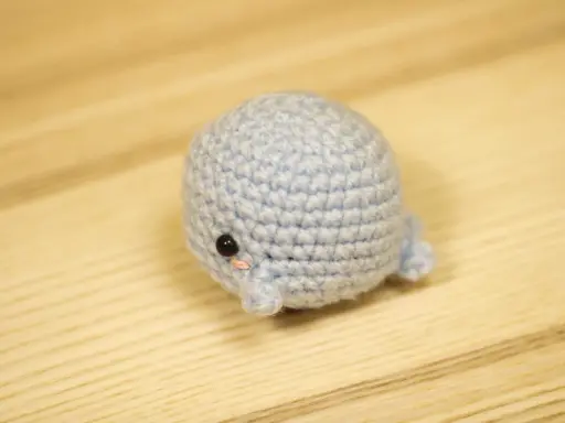 Adorable ballena amigurumi azul, perfecta para un reno amigurumi patron gratis. ¡Te encantará tejerla!