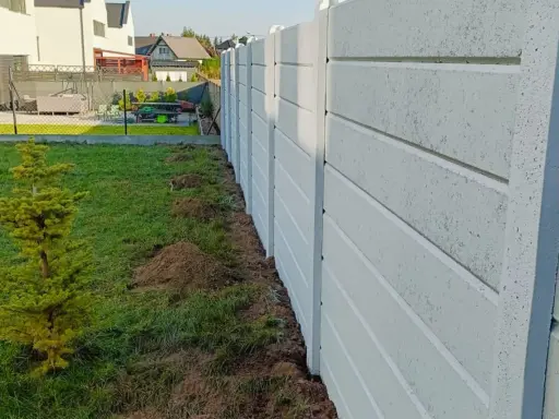 Nowy betonowy płot czeka na aranżację. Jak upiększyć betonowy płot? Sadzimy drzewko i planujemy nasadzenia.