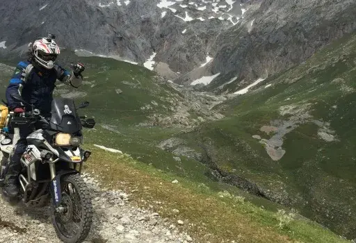 Conquista la montaña en moto: Guía de mototurismo off-road en España