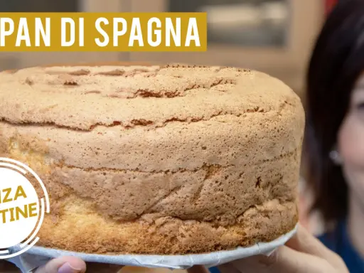 Un soffice pan di spagna senza glutine, pronto per essere farcito. La donna sorride sullo sfondo.