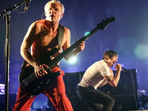 Flea spelar bas och Anthony Kiedis sjunger på scenen under en konsert med Red Hot Chili Peppers i Sverige.