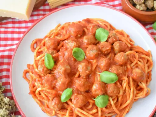 Spaghetti z pulpecikami: soczyste kulki i sos, który zawsze się udaje