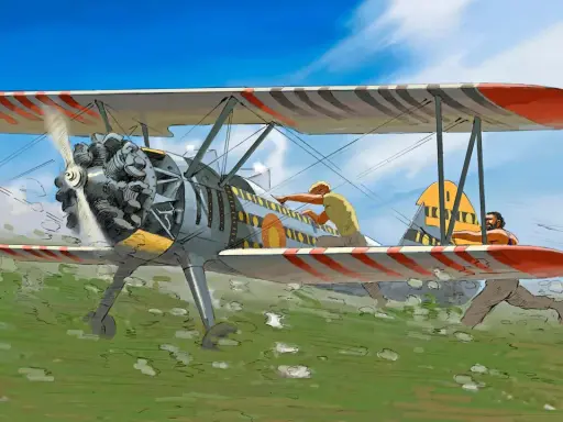 Ein Stearman Flugzeug mit zwei Männern an Bord fliegt über ein grünes Feld. Einer repariert etwas, der andere hält sich fest.