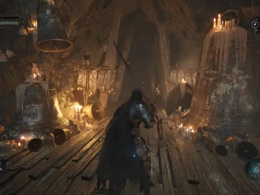 Rycerz w mrocznym lochu, otoczony dzwonami i świecami, przygotowuje się do walki. Klimat jak z gry Darkest Dungeon 2.