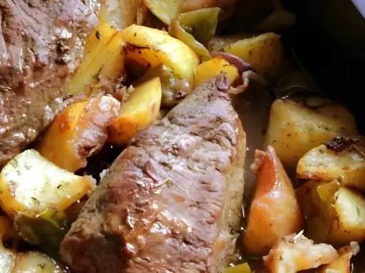 Jugosa picanha asada con patatas doradas y hierbas aromáticas, un plato perfecto para compartir.