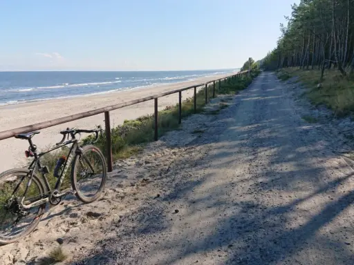 Rower czeka na przygodę na trasie rowerowej Mikoszewo Piaski. Piękny widok na morze i las.