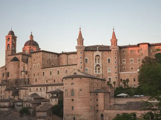 Palazzo Ducale di Urbino, uno dei borghi centro Italia da visitare, domina il paesaggio con la sua imponenza.