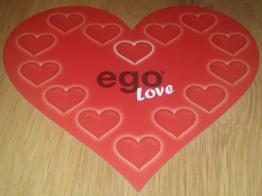 Czerwone serce z logo "ego Love" i mniejszymi serduszkami.