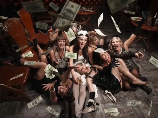 Mujeres celebrando con dinero volando, ¡parece que estas pruebas de despedida de soltera son un éxito total!