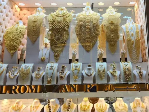 Dubaj lotnisko: Co kupić? Złoto, perfumy, daktyle jak oszczędzić?