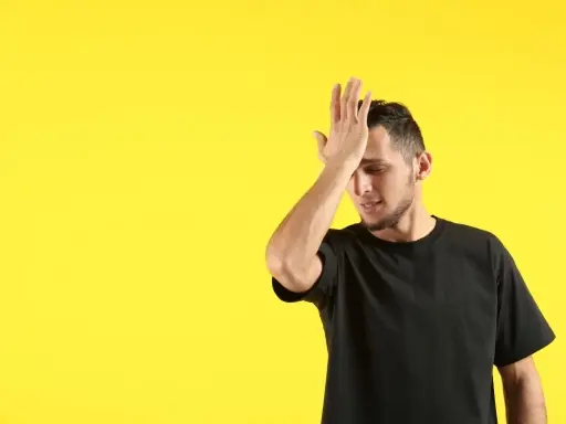 Mężczyzna z ręką na czole, wyrażający frustrację, jakby zapomniał o czymś ważnym, np. o kodach błędów defro.