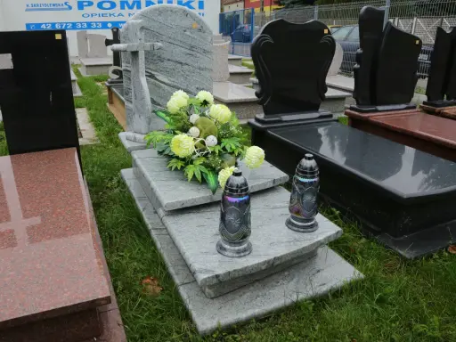 Jak ozdobić pomnik na cmentarzu? Inspiracje i trwałe rozwiązania.