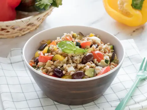 Insalata di farro con verdure: la guida completa per ogni stagione